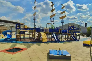 Фрегат и игровые элементы на детской площадке