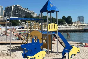 Детская площадка на пляже "Кокос" в Одессе.